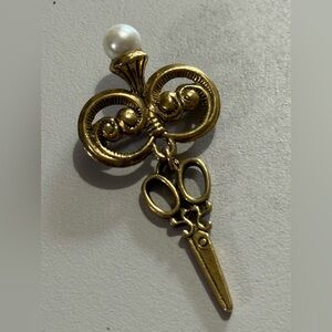 Gold Ornate Scissors Pendant